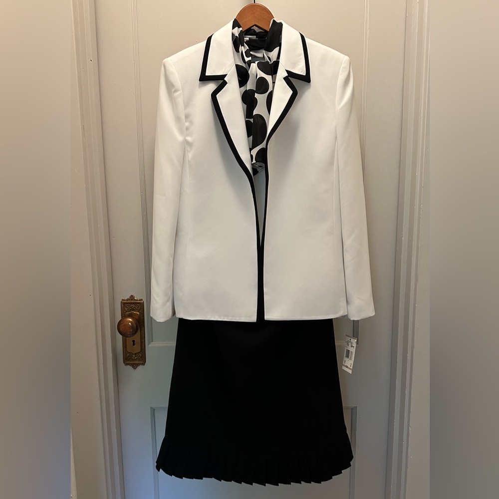 Classic Le Suit White and Black Ensemble